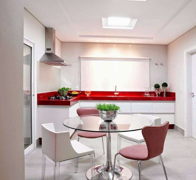 36. Decoração vermelha e branca para cozinha com cadeira branca e cadeira vermelha – Foto: Decor Salteado