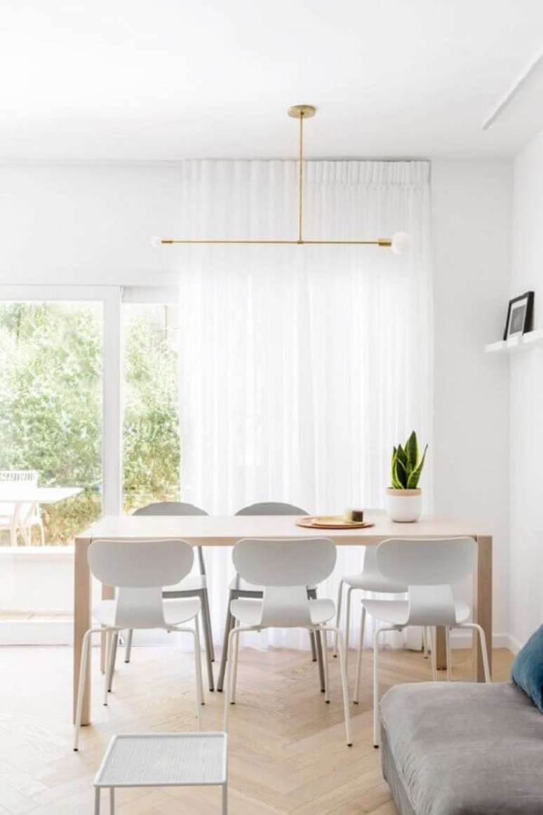 37. Decoração clean e minimalista com mesa com cadeira branca para sala de jantar – Foto: Decostore