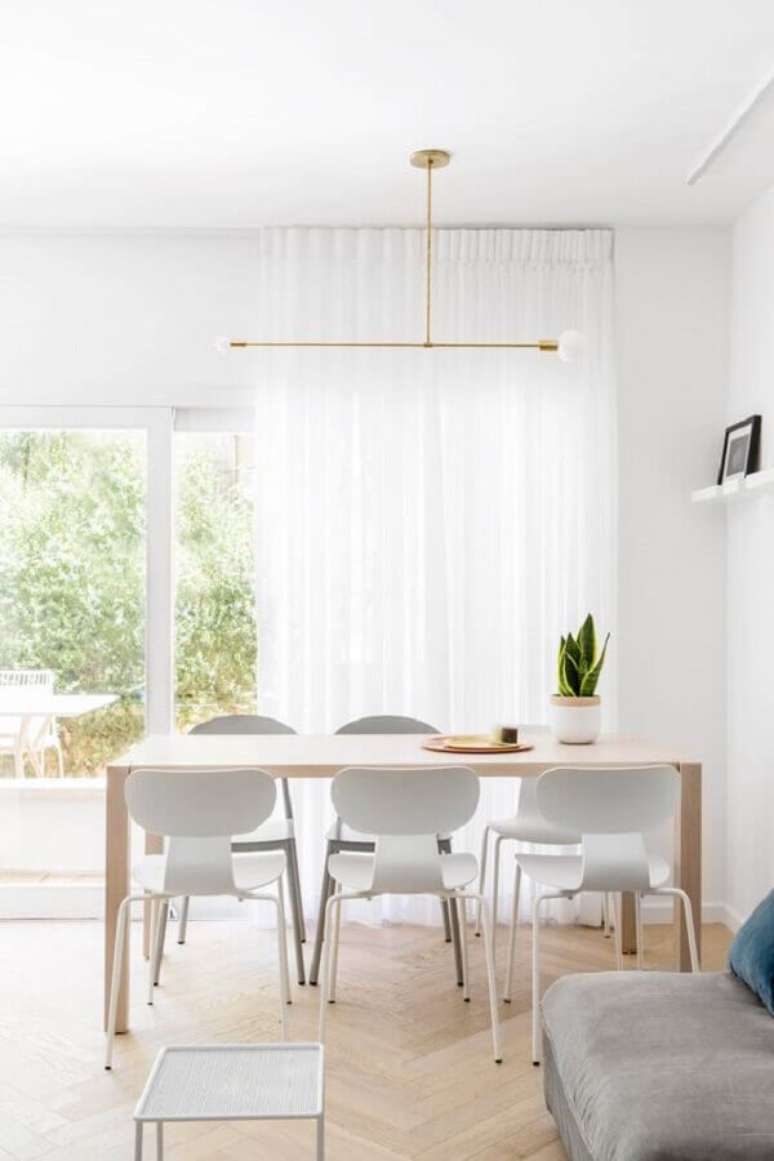 37. Decora&ccedil;&atilde;o clean e minimalista com mesa com cadeira branca para sala de jantar &ndash; Foto: Decostore