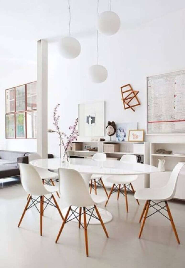 38. Decoração clean com cadeira eames branca para sala de jantar com mesa oval – Foto: ArchDaily