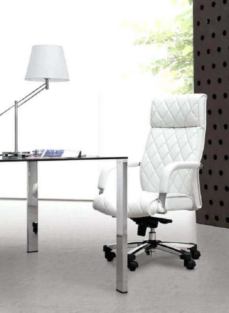 42. Lindo modelo de cadeira giratória branca para escritório moderno – Foto: Pinterest