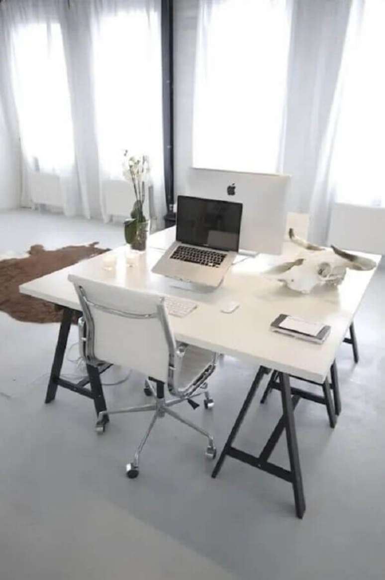 44. Decoração minimalista para home office com cadeira giratória branca – Foto: Decostore