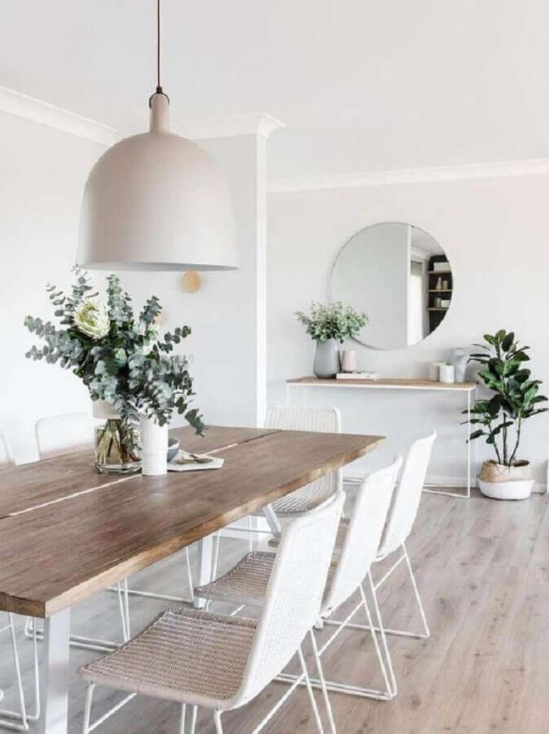 45. Sala de jantar minimalista decorada com cadeira branca e mesa de madeira – Foto: Lumin Lamp House