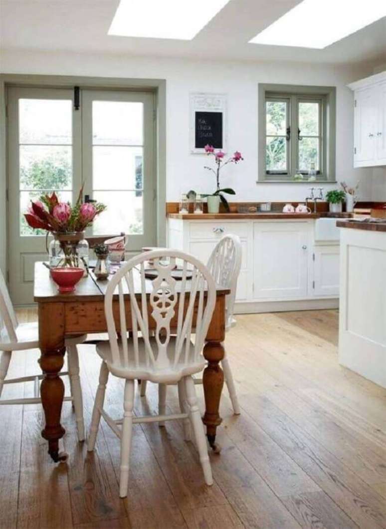 54. Decoração simples com mesa com cadeira branca para cozinha – Foto: Dagmar Bleasdale