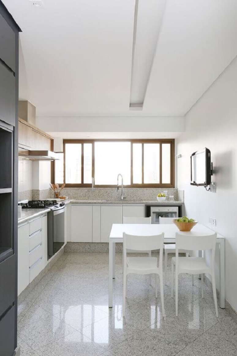 55. Mesa com cadeira branca para decoração de cozinha planejada – Foto: Casa de Valentina