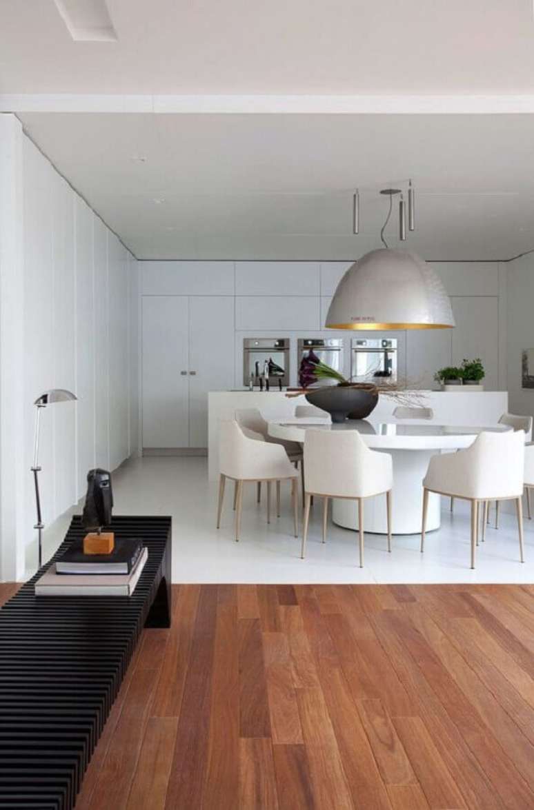 57. Mesa com cadeira branca estofada para decora&ccedil;&atilde;o de sala de jantar moderna com pendente grande prata &ndash; Foto: Casa de Valentina