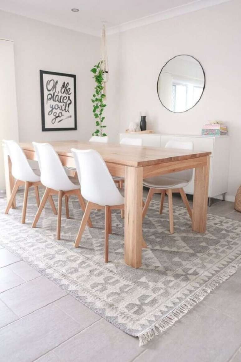59. Mesa com cadeira branca para sala de jantar clean com espelho redondo – Foto: ShopYourLikes