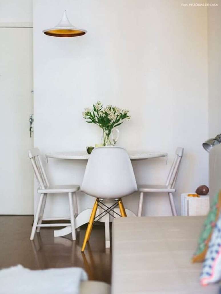 2. Entenda quais s&atilde;o as suas necessidades antes de comprar a cadeira branca &ndash; Foto: Hist&oacute;rias de Casa