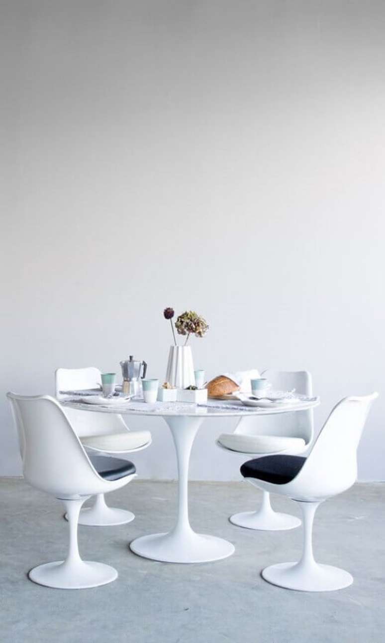 62. Mesa redonda com cadeira de plástico branca – Foto: Rove Concepts