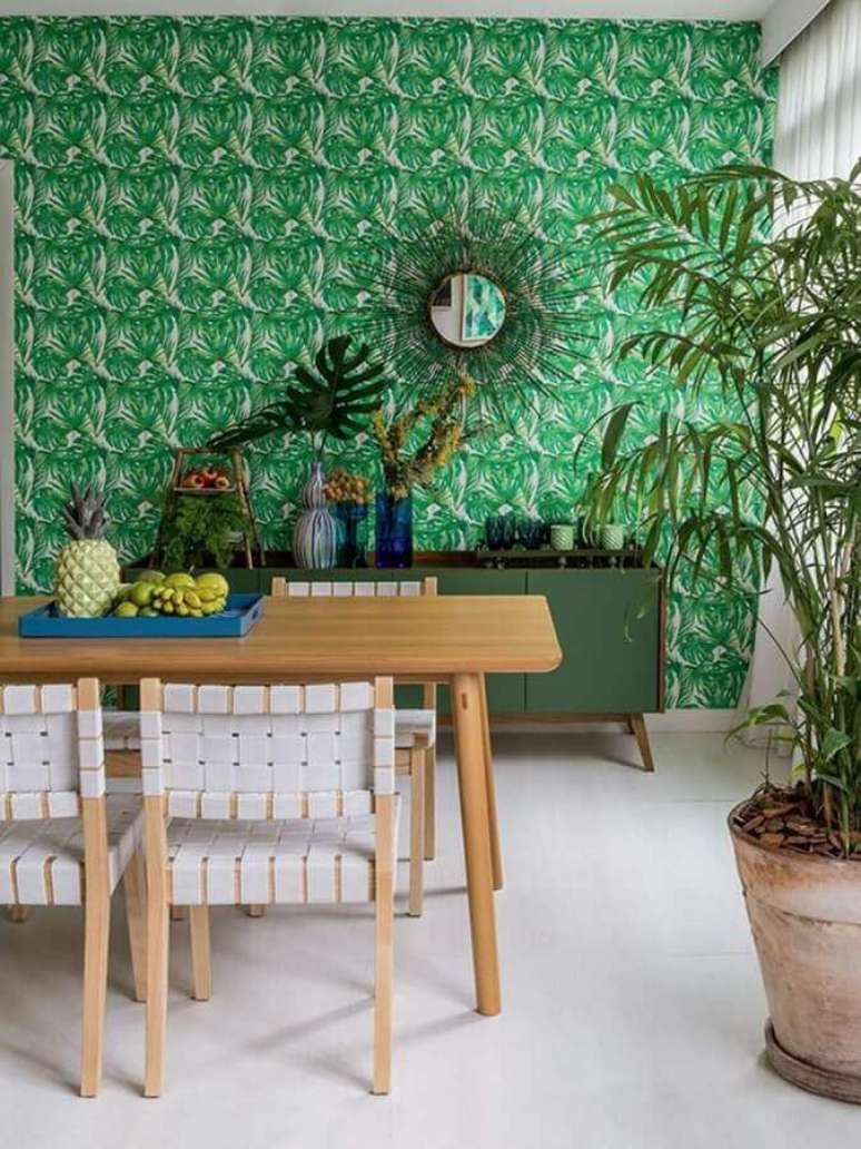 66. Cadeira de madeira branca para decoração de sala de jantar com papel de parede verde – Foto: Homedit