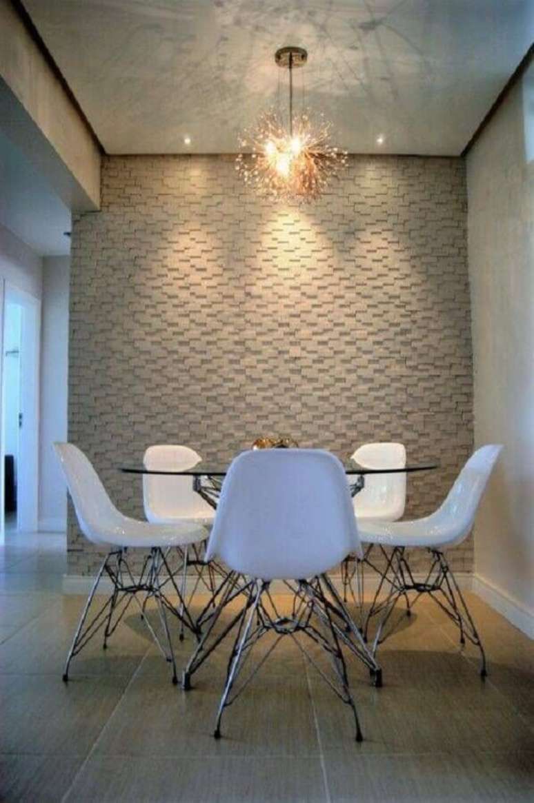 69. Sala de jantar decorada com revestimento 3D e cadeira branca para mesa redonda de vidro – Foto: Decostore