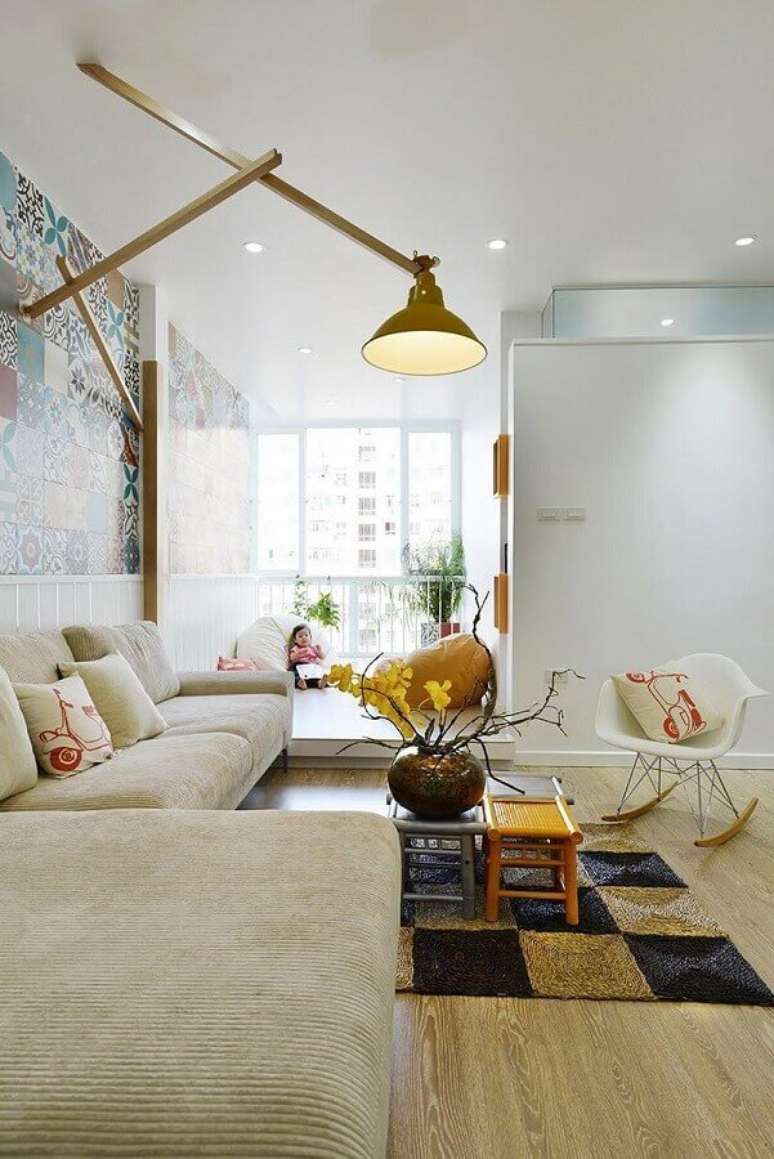 71. Sala de estar decorada com cadeira eames branca de balan&ccedil;o &ndash; Foto: ArchDaily