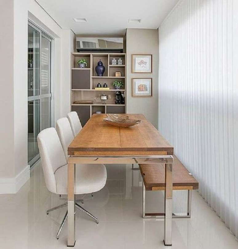 73. Mesa com cadeira branca e banco de madeira para decoração de varanda gourmet – Foto: Homedit