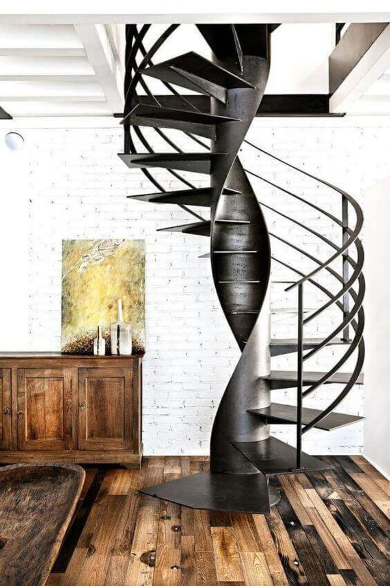 78. Escada caracol de ferro na sala moderna – Via: Decor Fácil