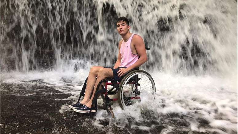Foto em cachoeira, publicada na tarde de terça-feira (11), foi a primeira imagem em uma cadeira de rodas compartilhada pelo jovem