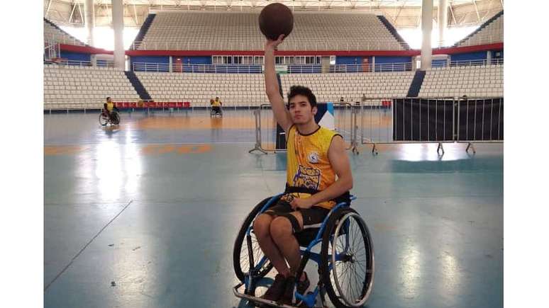 Há quatro meses, jovem começou a fazer basquete em time com outros cadeirantes e diz ter se apaixonado pelo esporte