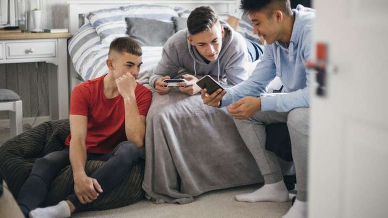 'Eles não pensavam que poderia acontecer algo grave', conta assistente sobre o comportamento dos adolescentes; acima, foto de arquivo de adolescentes usando celular