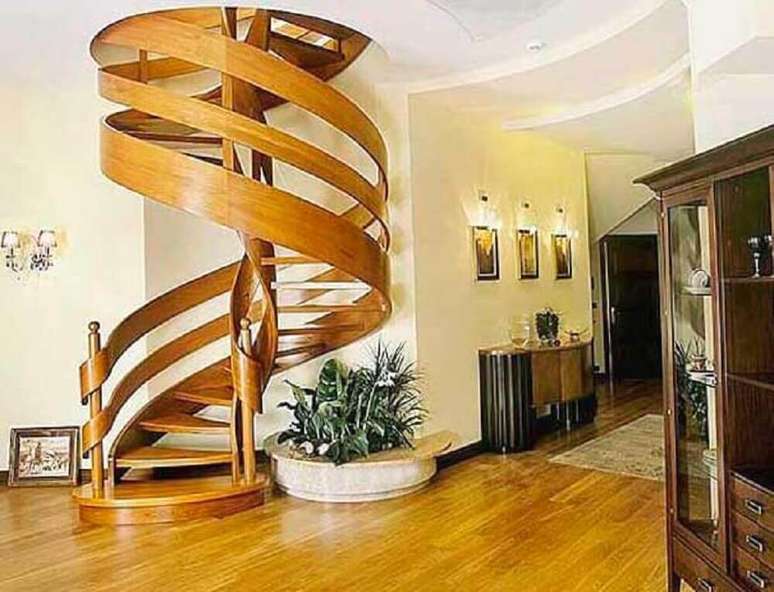 4. A escada caracol de madeira é indicada para decorações clássicas e rústicas.