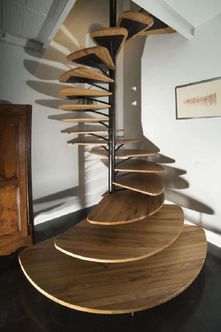 60. Moderna escada espiral de madeira