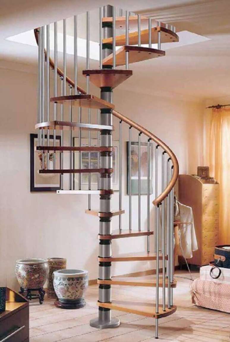 94. Escada caracol com ferro e madeira – Via: Revista VD
