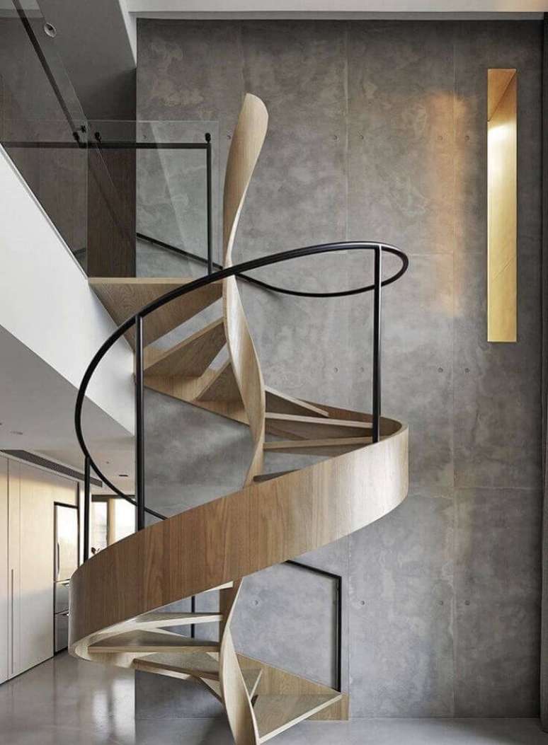 12. Escada caracol de madeira com designer moderno e corrimão de ferro minimalista.