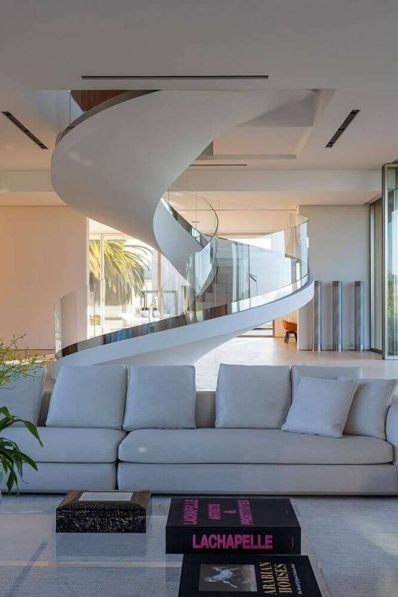 35. Uma casa sofisticada merece uma escada caracol de concreto com designer moderno
