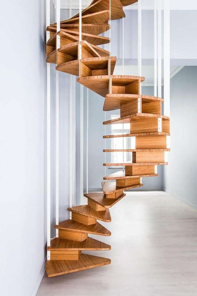 17. Mas também é possível usar a escada espiral de madeira em ambientes minimalista, pois, elas proporcionam sensação de conforto