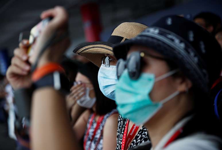 Espectadores com máscaras de proteção acompanham demonstração aérea em Cingapura
11/02/2020 REUTERS/Edgar Su 