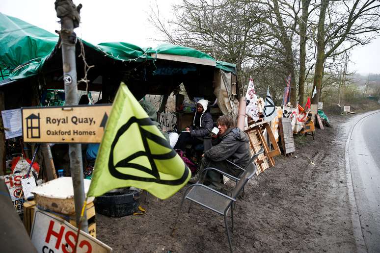 Ativistas do grupo Rebelião contra a Extinção em acampamento em Harefield, no Reino Unido
22/01/2020 REUTERS/Henry Nicholls