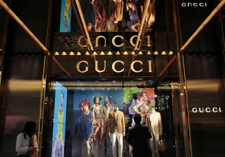 Homem observa vitrine de loja da Gucci em Hong Kong
17/01/2013
REUTERS/Bobby Yip