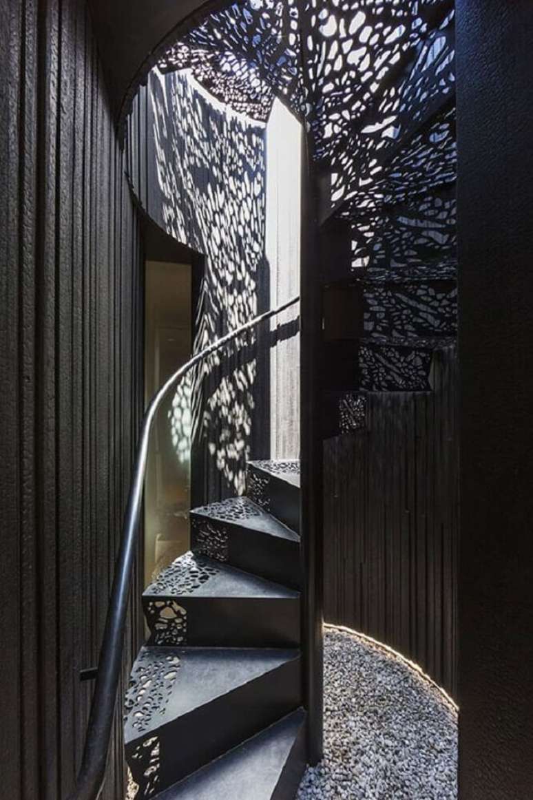 21. Escada espiral de ferro com detalhes nos degraus e pintada de preta