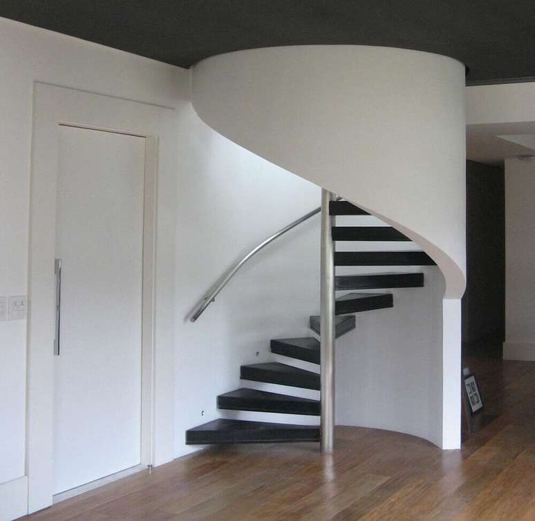 33. Modelo de escada espiral minimalista com degraus pretos