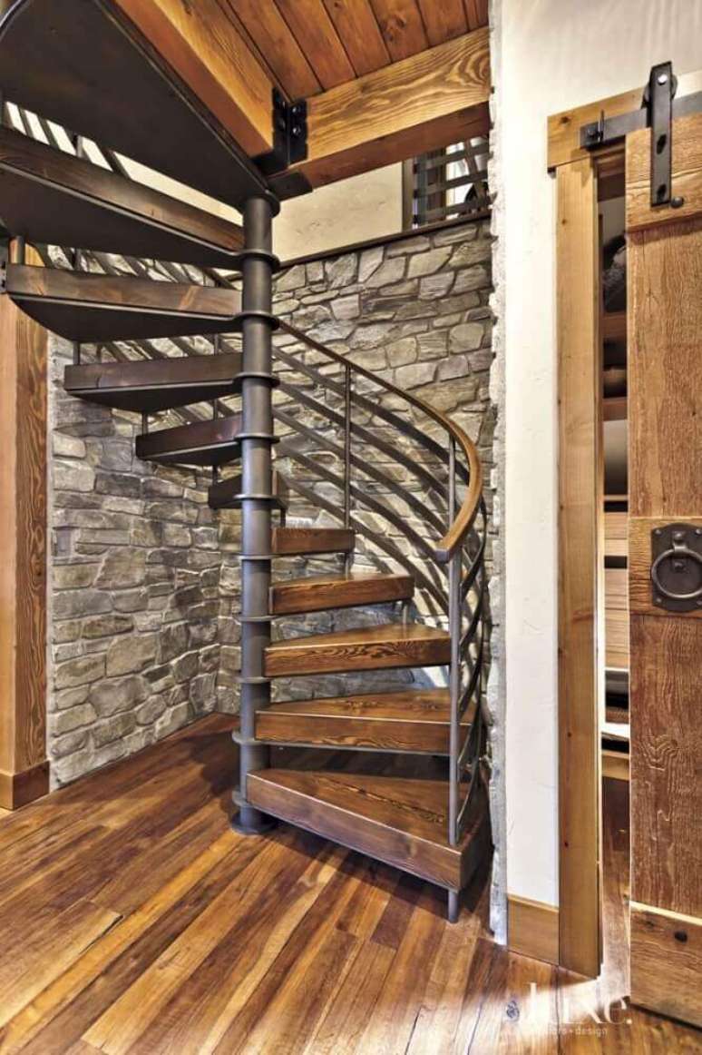 15. A escada espiral de ferro com madeira garante um ambiente rústico e moderno ao mesmo tempo