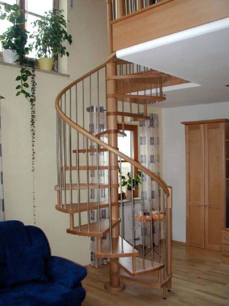 49. O piso combinado com os degraus da escada deixa o ambiente mais harmônico.