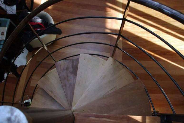 42. Escada espiral de madeira vista de cima