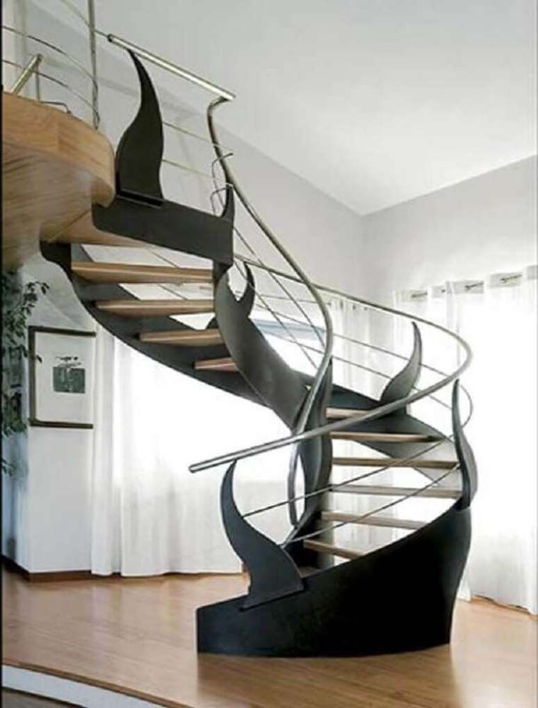 36. Invista em uma escada espiral moderna para a decoração de sua casa