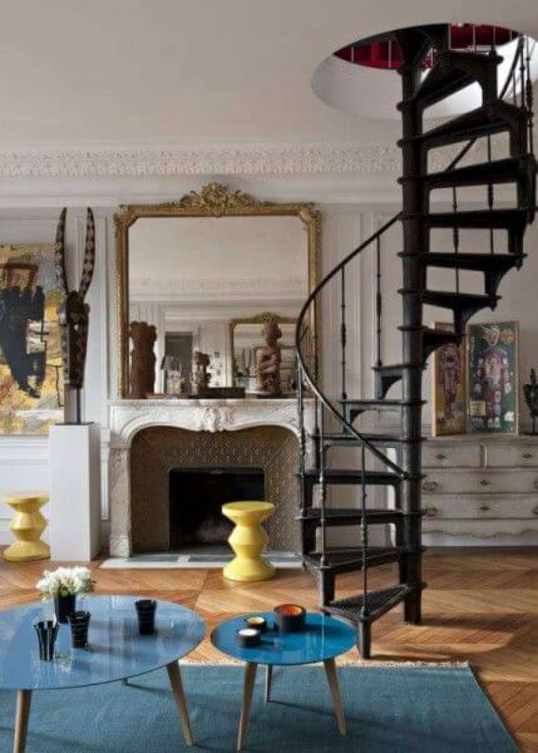 79. Sala de estar clássica com escada caracol de ferro – Via: Sua Casa Moderna