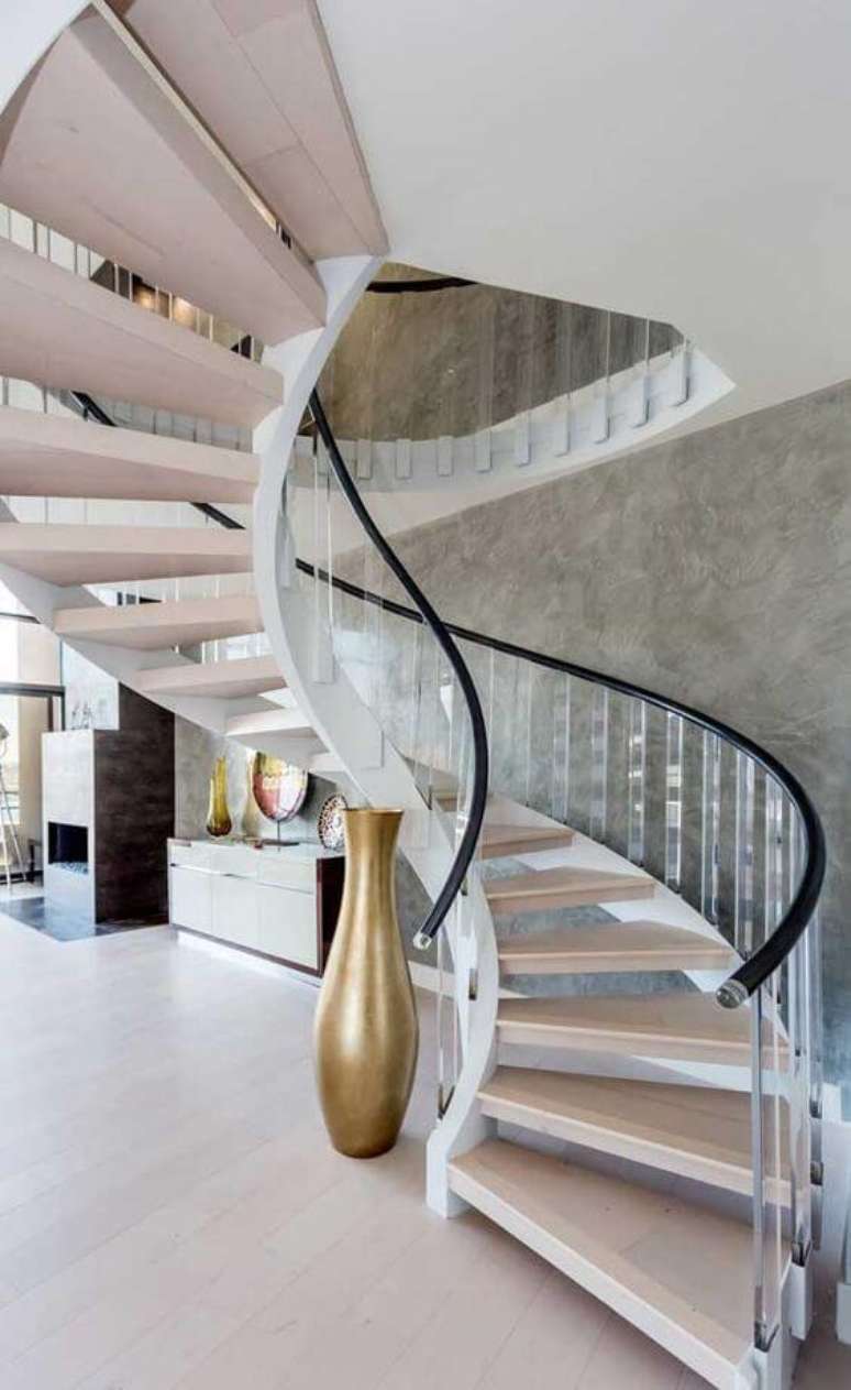 73. Escada caracol moderna decorada com vasos – Via: Decor Fácil