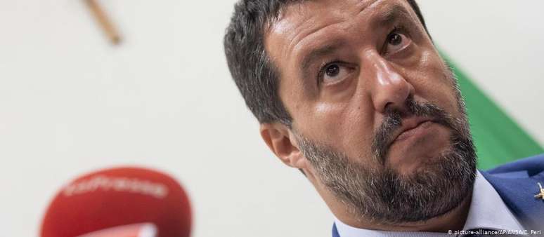 Salvini pode ser responsabilizado judicialmente por rígida política anti-imigração