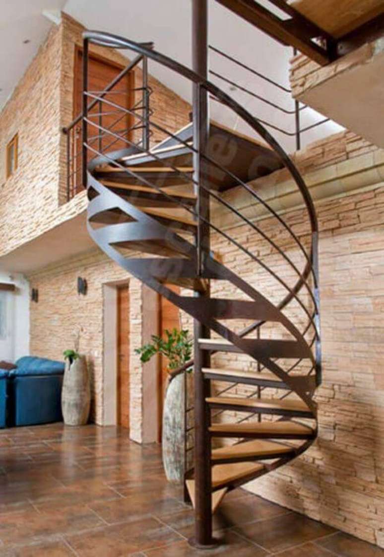 77. Escada caracol moderna combinando com a decoração – Via: Pinterst
