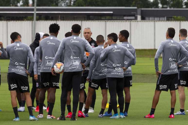 Tiago Nunes reúne o elenco e passa as recomendações para o jogo decisivo desta quarta-feira (Daniel Augusto Jr./ Agência Corinthians)