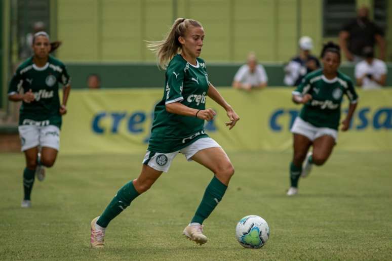 A lateral-direita Isabella marcou dois golaços em cobranças de falta no Barradão (Rebeca Reis/SE Palmeiras)