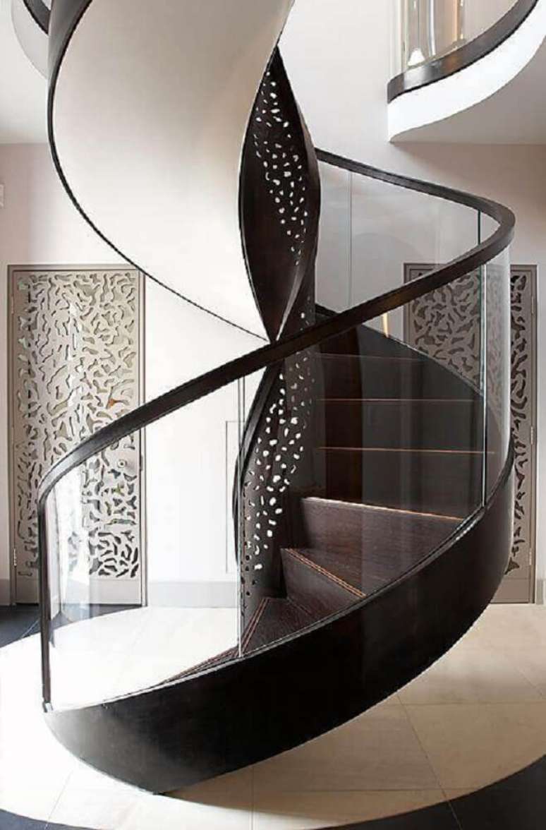 27. Um decoração moderna pede uma escada sofisticada e com design contemporâneo