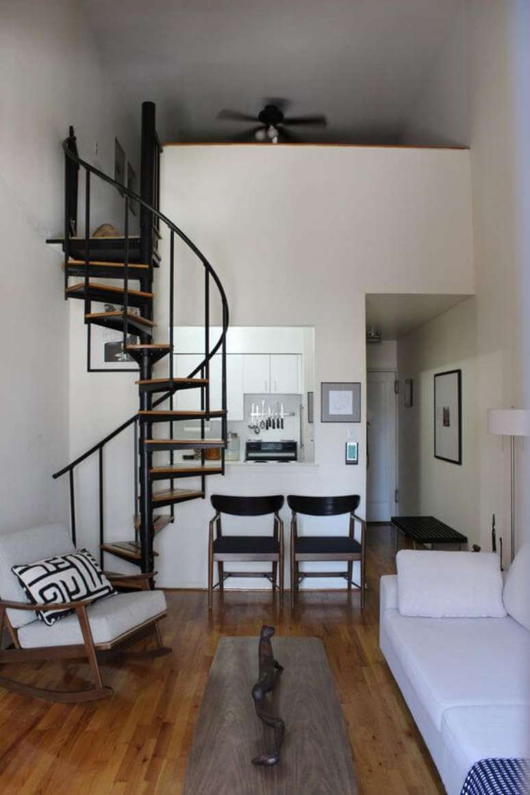 81. Ambiente com escada caracol – Foto: Pinterest