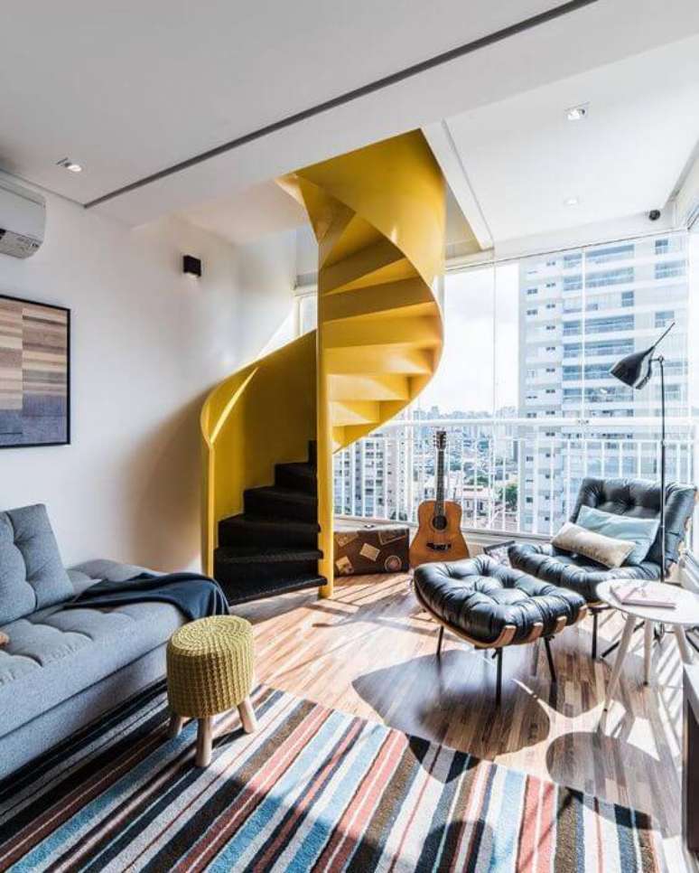 82. Sala de estar moderna com escada caracol amarela – Via: Dicas Decor