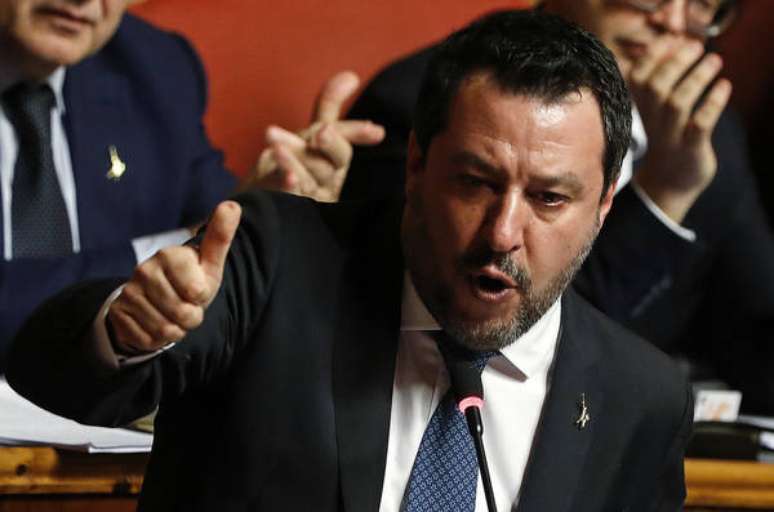 Matteo Salvini é acusado de sequestrar migrantes que haviam sido resgatados por navio oficial italiano