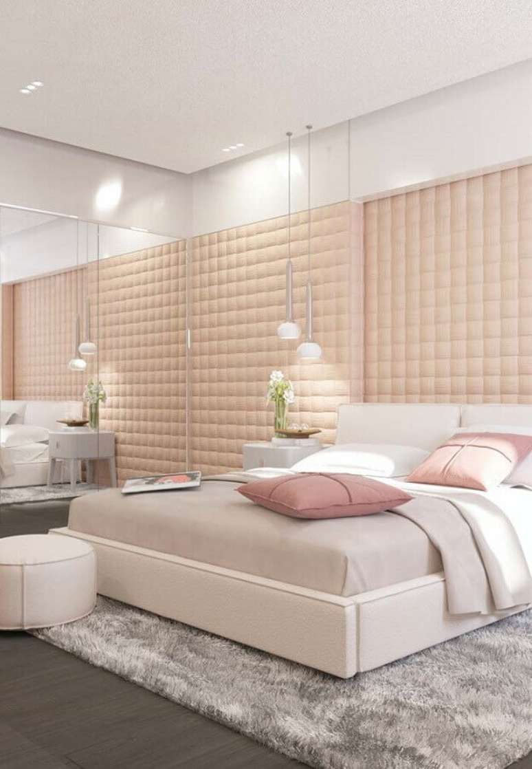 15. Decora&ccedil;&atilde;o moderna para quarto em tons past&eacute;is com cabeceira estofada e guarda roupa espelhado &ndash; Foto: Pinterest