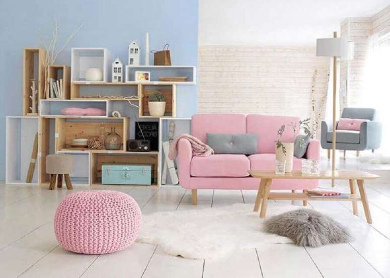 17. Paleta de cores tons pastéis para decoração de sala de estar simples com tapete branco felpudo – Foto: Zozu