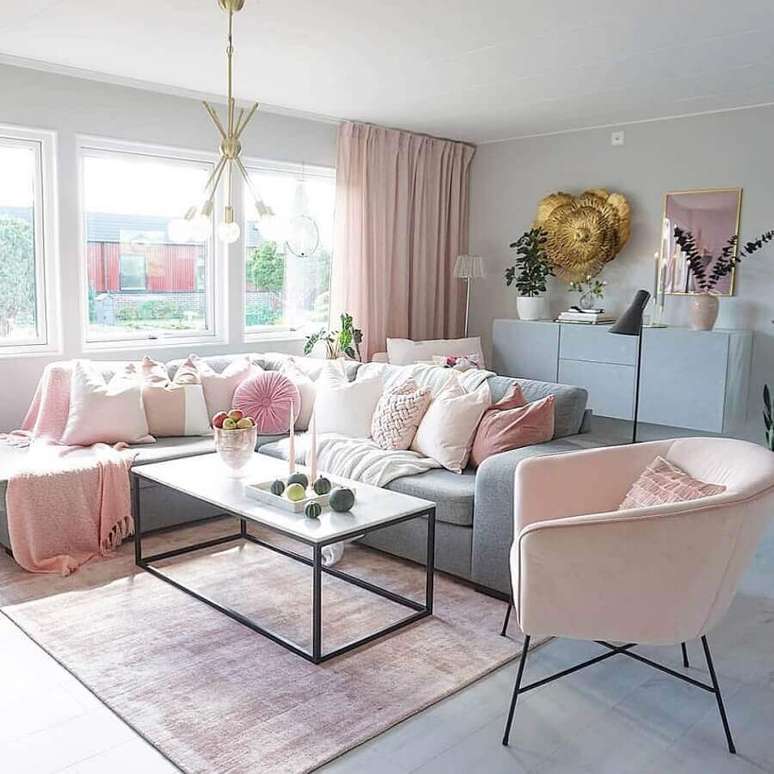 20. Linda e delicada decora&ccedil;&atilde;o para sala de estar com paleta de cores tons past&eacute;is para m&oacute;veis e itens de decora&ccedil;&atilde;o &ndash; Foto: Sabrina Ryden