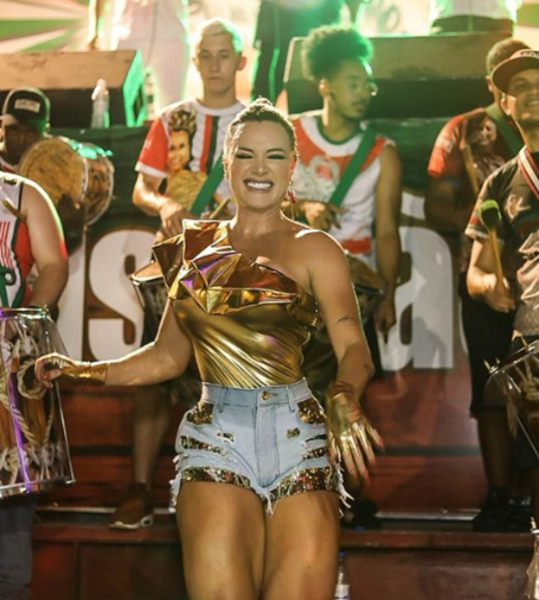 Juju Salimeni em ensaio de carnaval da X-9 Paulistana